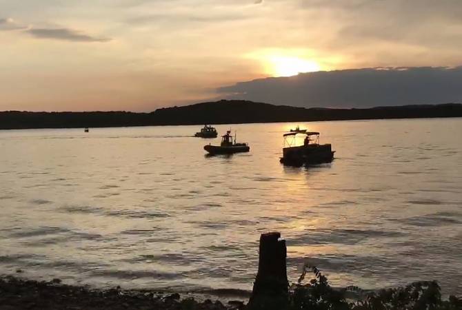 AP: на озере в Миссури перевернулась лодка с пассажирами