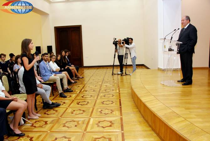 ՀԲԸՄ ծրագրերով Հայաստան եկած ուսանողները մասնագիտական գիտելիքներ են ձեռք 
բերում հայրենիքում. երիտասարդները հանդիպեցին ՀՀ նախագահին