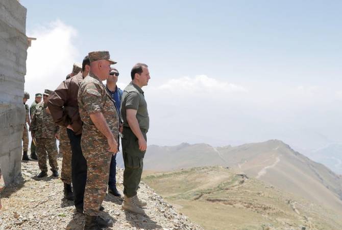 При проявлении агрессии со стороны Азербайджана армянская сторона может и не 
воздержаться от «соблазна» применения всего имеющегося у неё арсенала:  Давид 
Тоноян