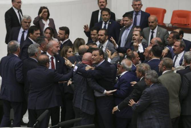 Однопартийцы Эрдогана напали на выступавшего в Меджлисе оппозиционного депутата