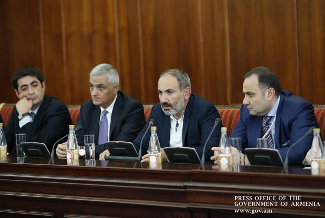 نريد أن نوفر لكم فرصة لتأسيس وإدارة شركة بأرمينيا وتحقيق الربح للشعب والدولة- رئيس الوزراء في 
لقاءه مع رجال أعمال أرمن في سان بطرسبورغ-