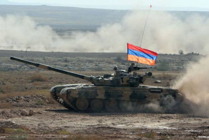 فريق من الجنود الأرمن يحتل المركز الأول بالسباق الفردي الأول في بياثلون الدبابات في إطار ألعاب 
الجيش الدولي بروسيا