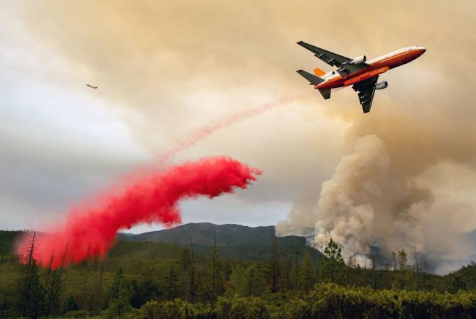 Метеоспутник США снял видео дыма от пожаров в Калифорнии