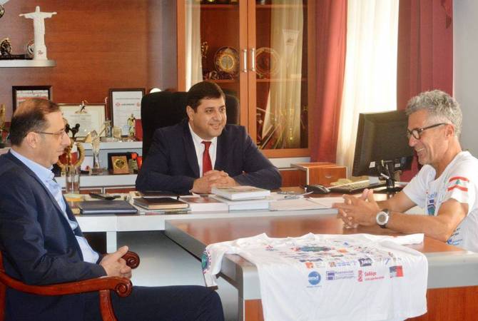 Minister Vahradyan hosts French-Armenian mountaineer Ara Khatchadourian