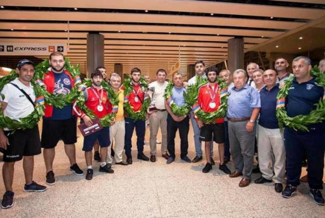 Սպորտի նախարարը օդանավակայանում դիմավորել է հունահռոմեական ոճի ըմբշամարտի մինչև 20 տարեկանների հավաքականի անդամներին