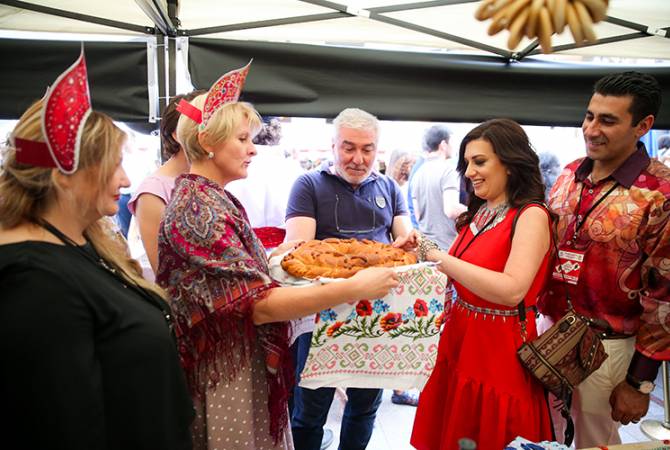 انطلاق برامج «صيف يريفان 2018» بمهرجان الأزياء -تارازفيست التقليدي ال4 بوسط العاصمة الأرمينية في 
شارع هيوسيساين