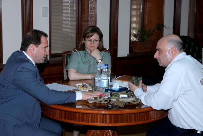 وزير دفاع أرمينيا دافيت تونويان يستقبل رئيس صندوق- مؤسسة الجنود المصابين الأرمن رازميك أرزومانيان