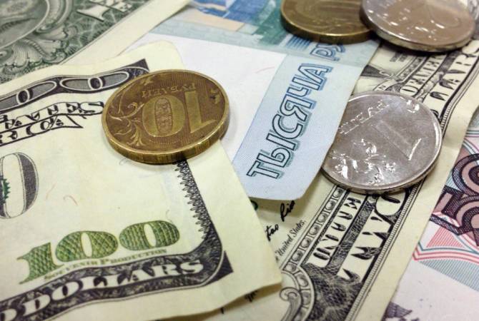 Курс доллара превысил 67 рублей впервые с 3 августа 2016 года