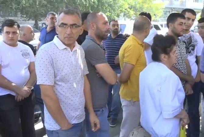 В Арташате проходит акция протеста представителей торговли: с ними встретился 
председатель КГД Армении