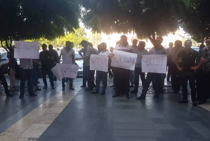 Сотрудники «Лидиан Армения» проводят акцию протеста против здания правительства 
Армении