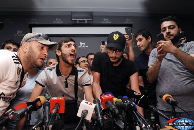 Բողոքի ակցիայի մասնակիցները ներխուժեցին սրահ, որտեղ պետք է կայանա Ռոբերտ 
Քոչարյանի ասուլիսը 