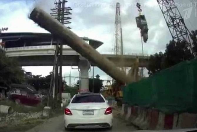 В Таиланде стальная свая рухнула в паре сантиметрах от автомобиля