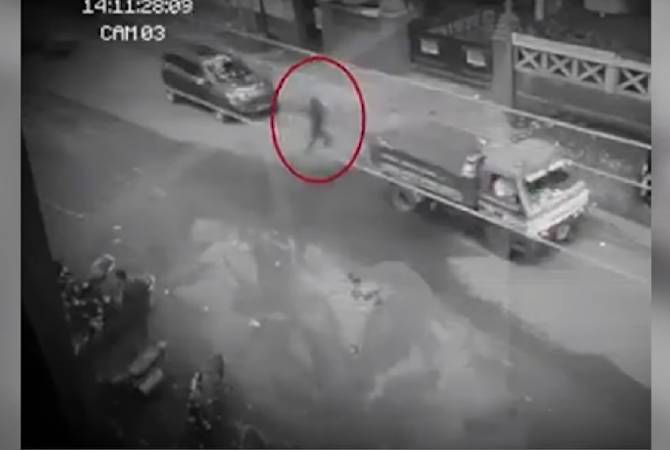 На Филиппинах призрак прошел по оживленной дороге сквозь машины – видео