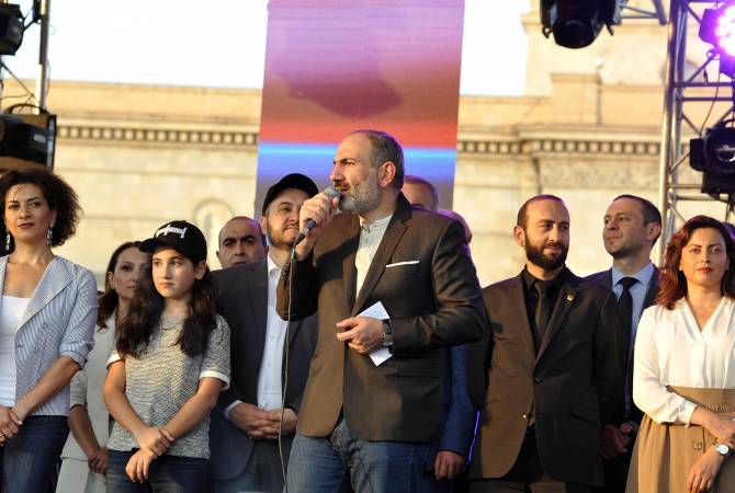 رئيس وزراء أرمينيا يتحدّث عن الإنجازات الاقتصادية المسجّلة في ال100 يوم لولايته- بالتجمّع الجماهيري 
الحاشد في ساحة الجمهورية بيريفان-