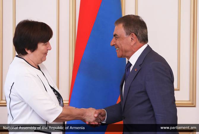 -حماية حقوق الأطفال هي دائماً في دائرة الضوء بأرمينيا- رئيس البرلمان آرا بابلويان يستقبل ممثلة 
اليونيسف في أرمينيا تانيا رادوكاج- 
