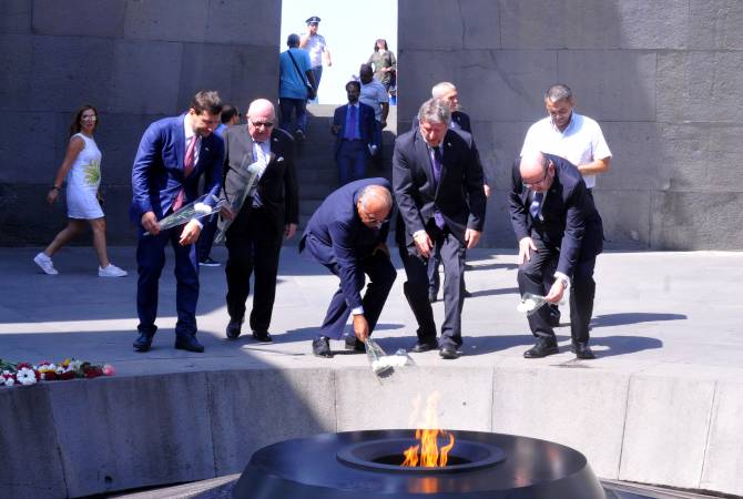 نائب وزير الخارجية الإسرائيلي ألكسندر بن كيكي يزور النصب التذكاري لضحايا الإبادة الجماعية الأرمنية-
تسيتسرناكابيرت بيريفان