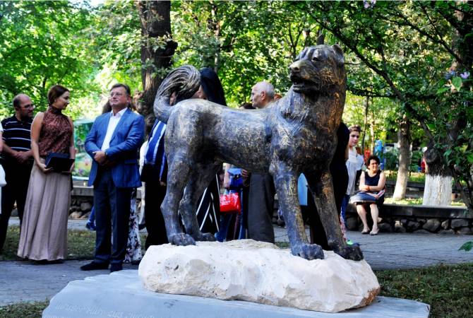 Մանկության գաղափարն արդեն իրականություն է. Երևանում տեղադրվեց Լևոն 
Թոքմաջյանի քանդակած հայկական գամփռի արձանը