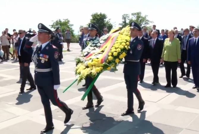 Ангела Меркель в Цицернакаберде воздала дань уважения памяти жертв Геноцида армян