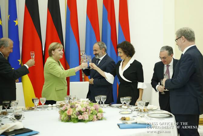 От имени премьер-министра Никола Пашиняна был дан официальный ужин в  честь 
канцлера  ФРГ Ангелы Меркель