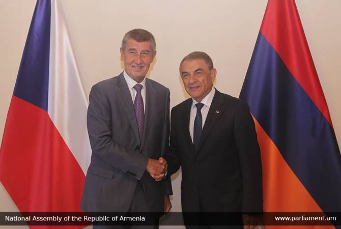 وفد أرمينيا برئاسة رئيس البرلمان آرا بابلويان يلتقي رئيس وزراء التشيك أندريه بابيش في براغ على 
هامش الزيارة الرسمية للتشيك
