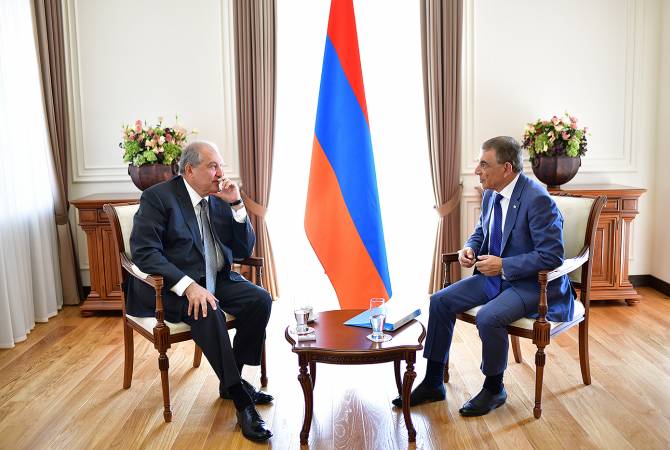 رئيس الجمهورية أرمين سركيسيان ورئيس البرلمان آرا بابلويان يعقدان إجتماعاً في المقر الرئاسي 
الأرميني