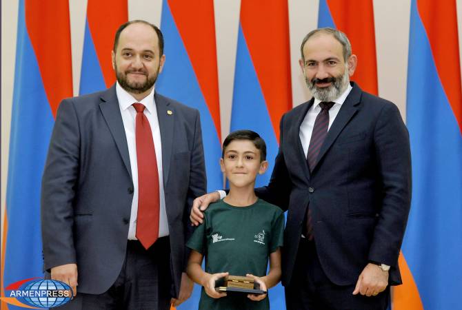 Pashinyan highlights education at awarding event for kids