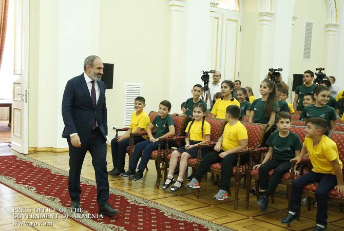 Важнейшей миссией нового правительства новой Армении является создание равного и 
расширенного пространства возможностей: премьер-министр вручил награды лауреатам 
образовательных конкурсов и продемонстрировавшим высокую успеваемость выпускникам