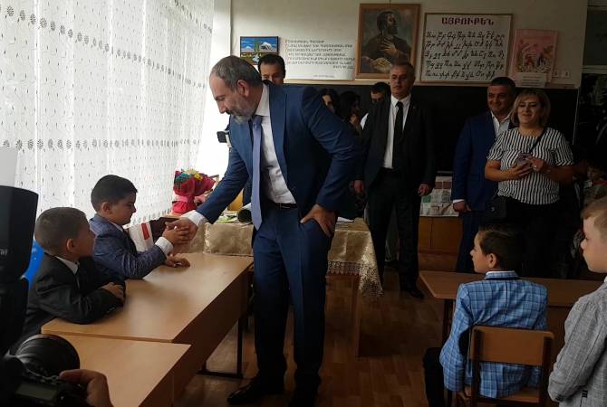 رئيس الوزراء نيكول باشينيان يقوم بزيارة مفاجئة للمدرسة العامة رقم 3 بمدينة سيفان لتهنئة الأطفال في 
الأول من سبتمبر