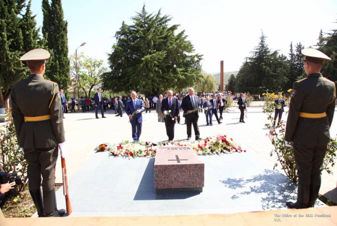 Armenian president honors memory of fallen heroes at Stepanakert Memorial 