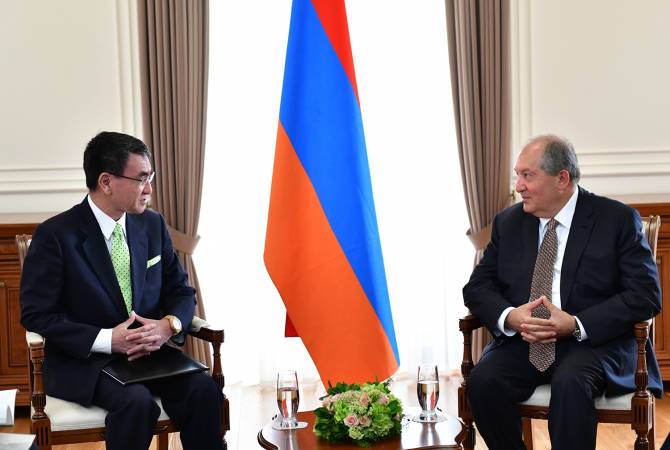 Президент Республики Армения принял министра иностранных дел Японии

