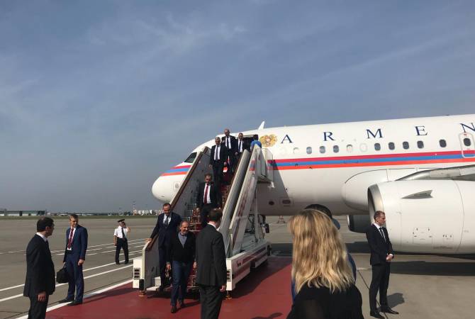 Nikol Pashinyan arrives in Moscow