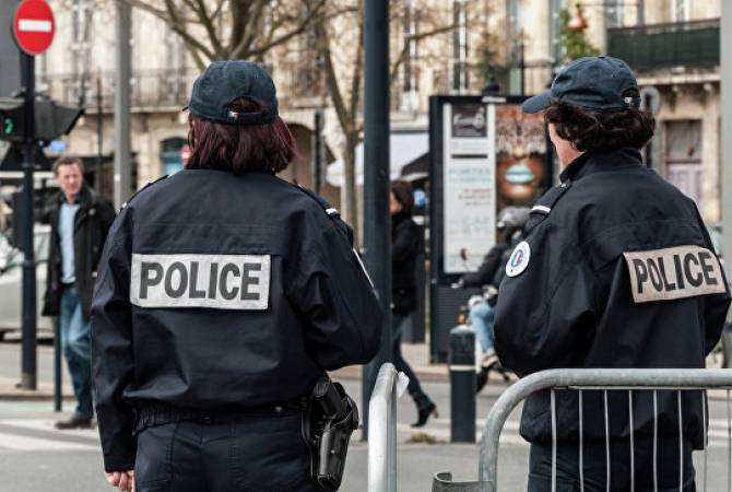 Мужчина напал с ножницами на прохожих в Париже