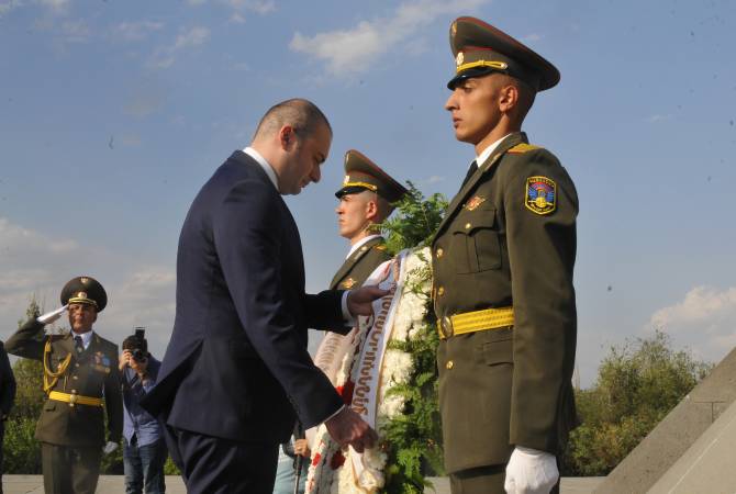 رئيس الوزراء الجورجي ماموكا باختادزه يزور تسيتسرناكابيرد ويكرّم ذكرى ضحايا الإبادة الأرمنية في يريفان