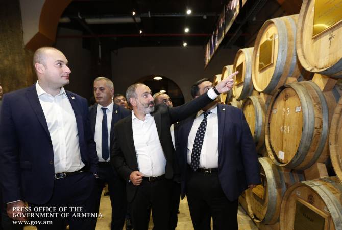 Никол Пашинян и Мамука Бахтадзе посетили Ереванский коньячный завод
