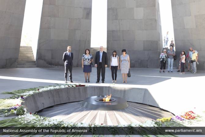 وفد الجمعية البرلمانية التابعة لمنظمة الأمن والتعاون في أوروبا يزور نصب تسيتسرناكابيرد ويكرّم ذكرى 
ضحايا الإبادة الأرمنية