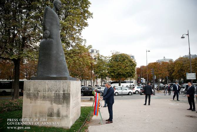 Նիկոլ Փաշինյանը Փարիզում ծաղիկներ խոնարհեց Կոմիտասի արձանի առջև