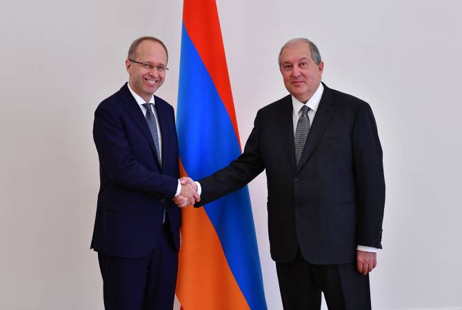 Switzerland’s new ambassador presents credentials to Armenian president 