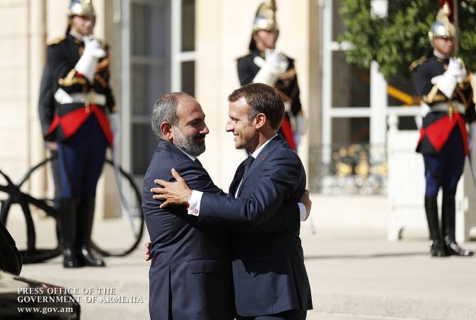 رئيس وزراء أرمينيا نيكول باشينيان يصل إلى قصر الإليزيه بباريس ويستقبله الرئيس الفرنسي إيمانويل 
ماكرون-فيديو-
