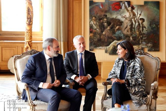 رئيس وزراء أرمينيا نيكول باشينيان يلتقي عمدة باريس آن هيدالغو التي تقول- ليريفان مكانة خاصة بقلوب 
الباريسيين ونحن حريصون على تعزيز العلاقات مع العاصمة الأرمينية-
