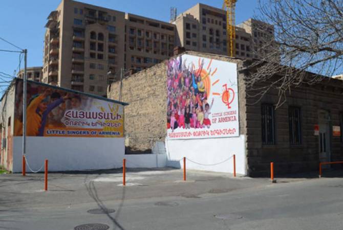 «Հայաստանի պատանի երգիչներ»-ի  սաները պահանջում են 
վերականգնել երգչախմբի  շենքը

