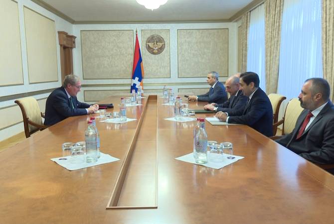 Բակո Սահակյանն ընդունել է  «Ֆրանսիա-Հայաստան» բարեկամության խմբի 
նախագահ Ժիլբեր-Լյուկ Դըվինազին