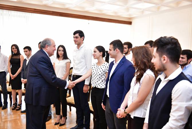 ԵՊՀ մի խումբ ուսանողներ հյուրընկալվել են Հանրապետության նախագահի 
նստավայրում