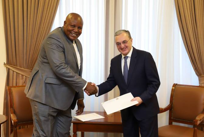 Ambassador of Congo David Maduka delivers copies of credentials to FM Mnatsakanyan