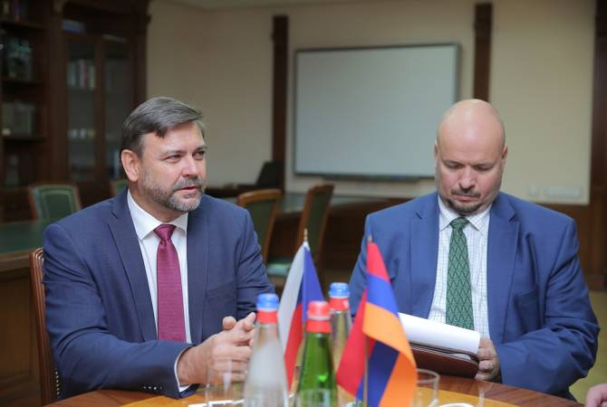 Министр обороны Армении принял новоназначенного военного атташе Чехии

