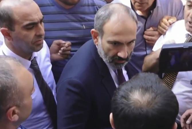 Premier-level swag: Pashinyan personally walks into protesting crowd to settle dispute 