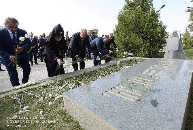Top officials visit Yerablur military cemetery on Independence Day 