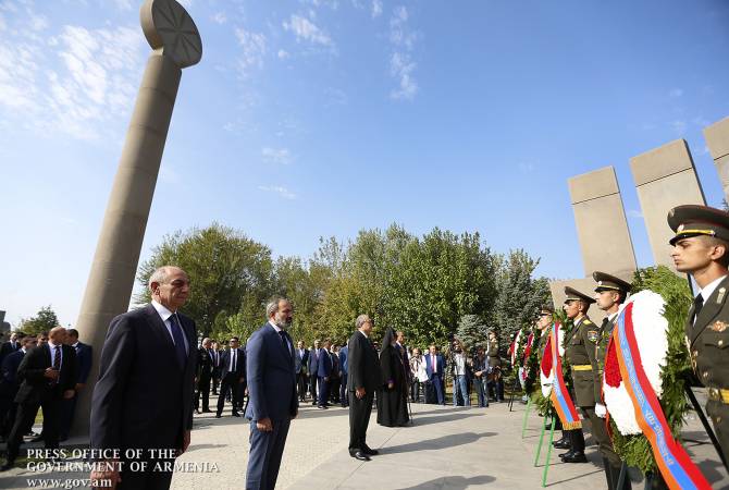 По  случаю  27-й годовщины  независимости  Армении   премьер-министр страны посетил  
воинский пантеон Ераблур