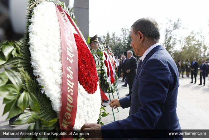 ՀՀ ԱԺ նախագահ Արա Բաբլոյանն այցելել է «Եռաբլուր» զինվորական պանթեոն

