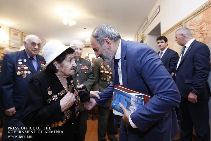 رئيس الوزراء الأرميني نيكول باشينيان يزور مركز اتحاد المحاربين القدامى ويلتقي بأعضائه بمناسبة عيج 
استقلال أرمينيا