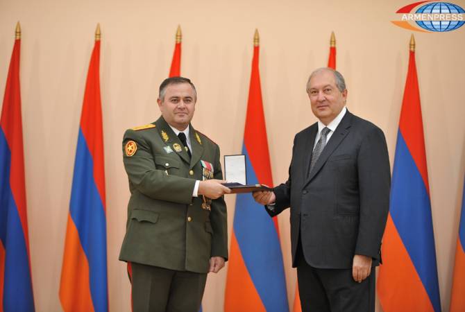 Президент РА  присвоил воинское  звание  генерал-лейтенанта начальнику Генштаба РА
